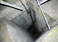 [판교 공연장 참사] 사고 환풍구 한명만 올라서도 '휘청휘청'