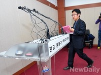 [판교 사고] 입장하는 김남준 대책본부 대변인