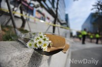 [포토] 판교 환풍구 덮개 붕괴사고 추모하는 국화
