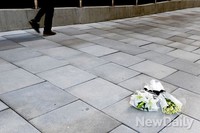 [포토] 투신한 판교 행사 담당자 위로하는 국화