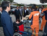 [판교 사고] 구급차에서 내리는 판교 사고 유족