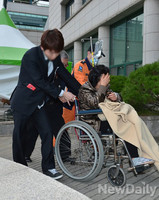 [판교 사고] 휠체어 의지한 사고 유가족
