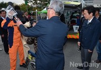 [판교 사고] 구급차에서 내린 사고유가족 바라보는 남경필지사