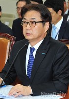 [2014국감] 질문에 답하는 원희목 한국보건복지정보개발원장