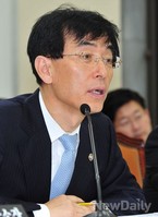 [2013국감] 의원들의 질문에 답하는 이용걸 방위사업청장