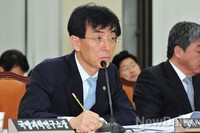 [2014국감] 질의에 답하는 이용걸 방위산업청장