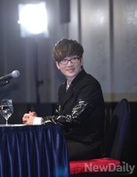 [포토] 웃으며 기자회견 마친 서태지