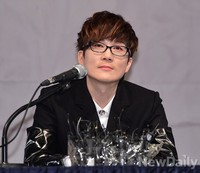 [포토] 질문 듣는 서태지, 9집 앨범들고 컴백