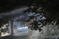 [포토] 동대문 화재 지붕 진입하는 소방관