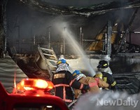 [포토] 동대문화재 진압하는 소방관