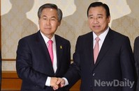 [포토] 악수 나누는 '이완구-우윤근' 여야 원내대표
