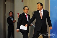 [포토] 주례회동 결과 발표를 위해 들어오는 여야 원내대표