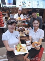 [포토] 새롭게 단장한 던킨도너츠 시청역점 오픈