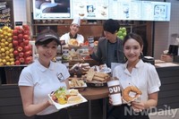[포토] 던킨도너츠 시청역점 '프리미엄 강조 리뉴얼 오픈'