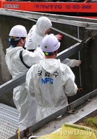 [포토] 환풍구 지지대 강도 확인하는 국과수