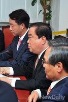 [포토] 기자간담회 가지는 문희상 비대위장