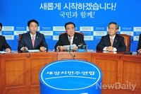 [포토] 취임 한 달 기자간담회 가지는 문희상 비대위장