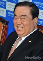 [포토] 기자들의 질문에 웃음으로 답하는 문희장 비대위장