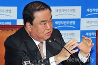 [포토] 기자들의 질문에 답하는 새정치 문희상 비대위장