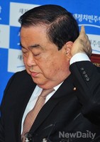 [포토] 머리 만지는 문희상 비대위장