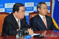 [포토] 기자들과 대화 나누는 새정치 문희상 비대위장