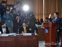[2014국감] 국감에 앞서 선서하는 남경필 도지사