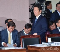 [2014국감] 국감장에 입장하는 남경필 도지사