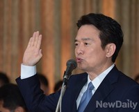 [2014국감] 국감에 앞서 선서하는 남경필 경기도지사