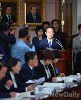 [2014국감] 브리핑하는 남경필 경기도지사