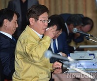 [2014국감] 물마시는 이재명 성남시장