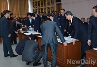 [2014국감] 국감시작전, 책상 옮기는 관계자
