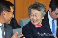 [2014국감] KBS 관계자와 대화 나누는 이인호 이사장