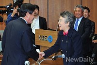 [2014국감] 새누리당 서상기 의원과 인사 나누는 이인호 이사장