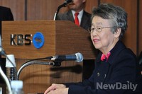 [2014국감] 의원들의 질문에 답하는 KBS 이인호 이사장