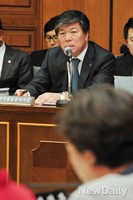 [2014국감] 의원들의 질문에 답하는 조대현 KBS 사장
