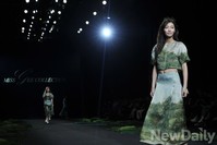 [서울패션위크] 지춘희 컬렉션 '의상-무대-음악' 완벽조화