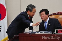 [2014국감] 대화 나누는 '우윤근-설훈' 의원