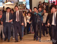 [포토] 팬들에게 손흔들며 입장하는 이민호