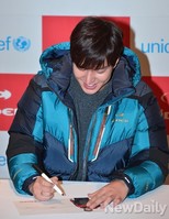 [포토] 팬사인회 준비하는 이민호