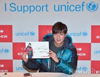 [포토] 아이더 팬사인회, 사인지 든 이민호