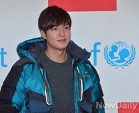 [포토] 팬사인회에 환호 받으며 입장한 이민호