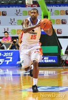 [포토] 환상적인 드리블하는 전자랜드 포웰