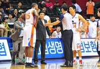 [포토] 심판판정에 항의하는 전자랜드 포웰