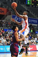 [포토] 전자랜드 포웰의 환상적인 레이업