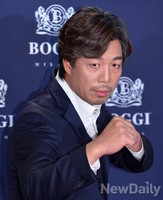 [포토] 포토월에서 주먼 쥔 배우 안길강