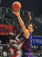 [포토] 필사적으로 슛 날리는 고양 오리온스 장재석