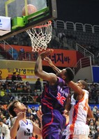 [포토] 리바운드 싸움 하는 고양 오리온스와 인천 전자랜드