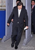 [포토] 법정 나서는 금호석유화학 박찬구 회장