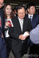 [포토] 선고 후 법정나서는 박찬구 회장