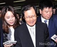 [포토] 법정나서는 박찬구 회장